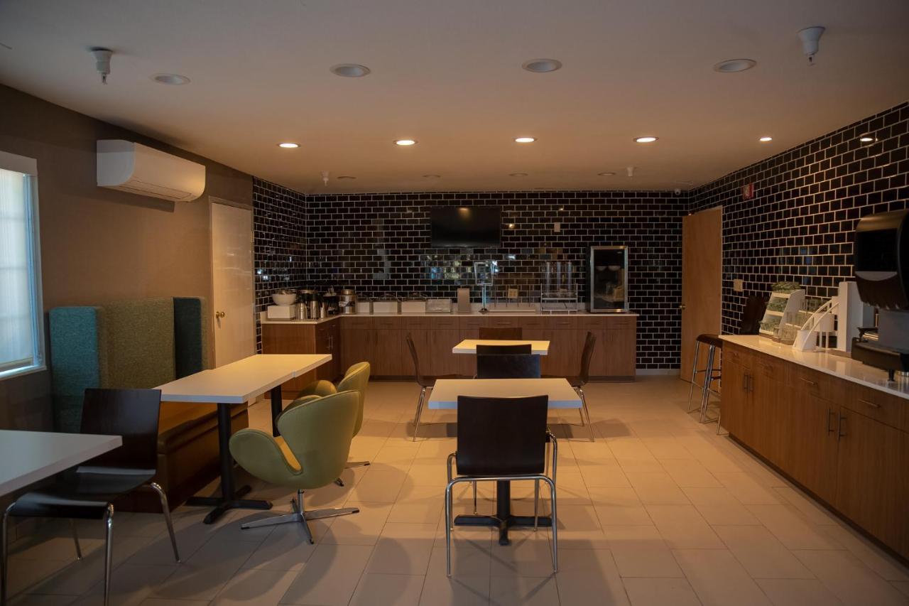 Clarion Pointe Indianapolis Airport Hotel Плейнфийлд Екстериор снимка