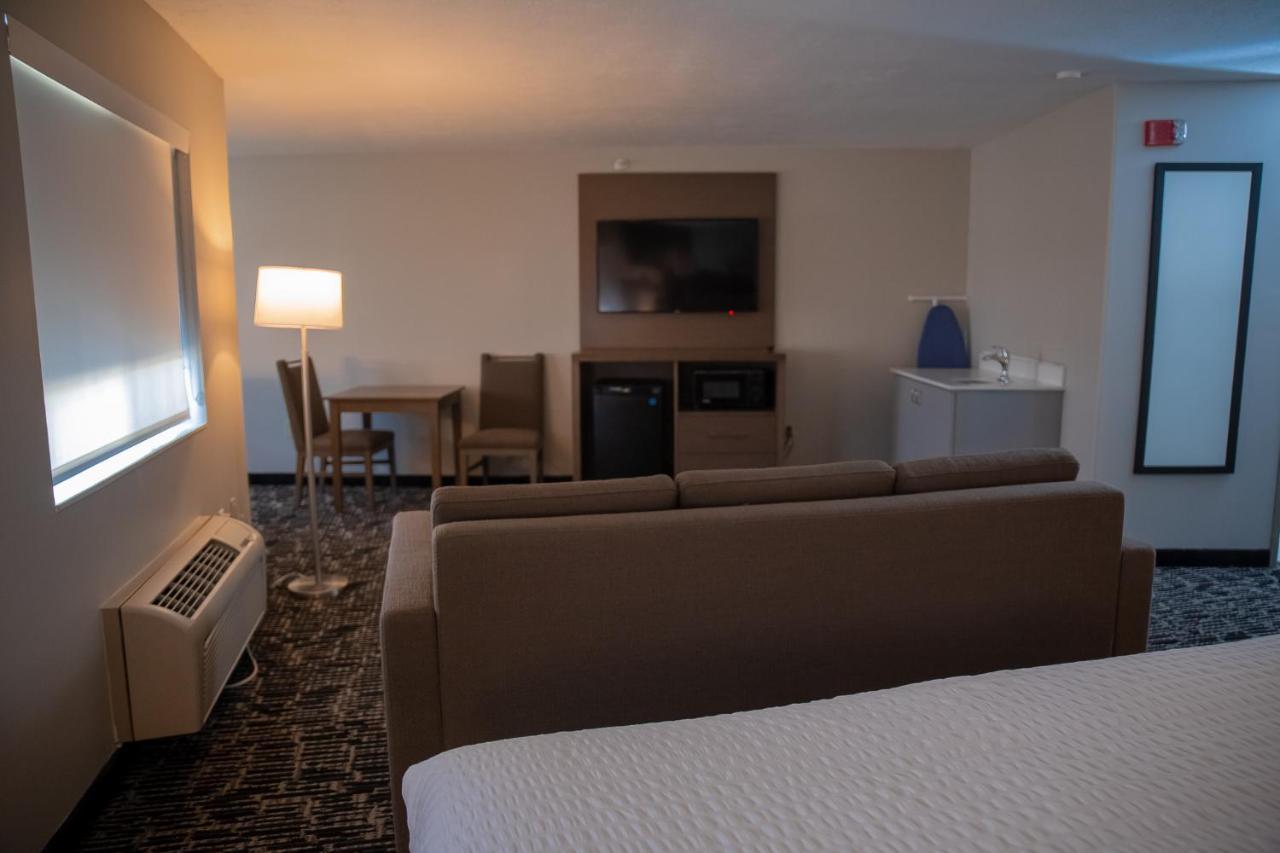 Clarion Pointe Indianapolis Airport Hotel Плейнфийлд Екстериор снимка