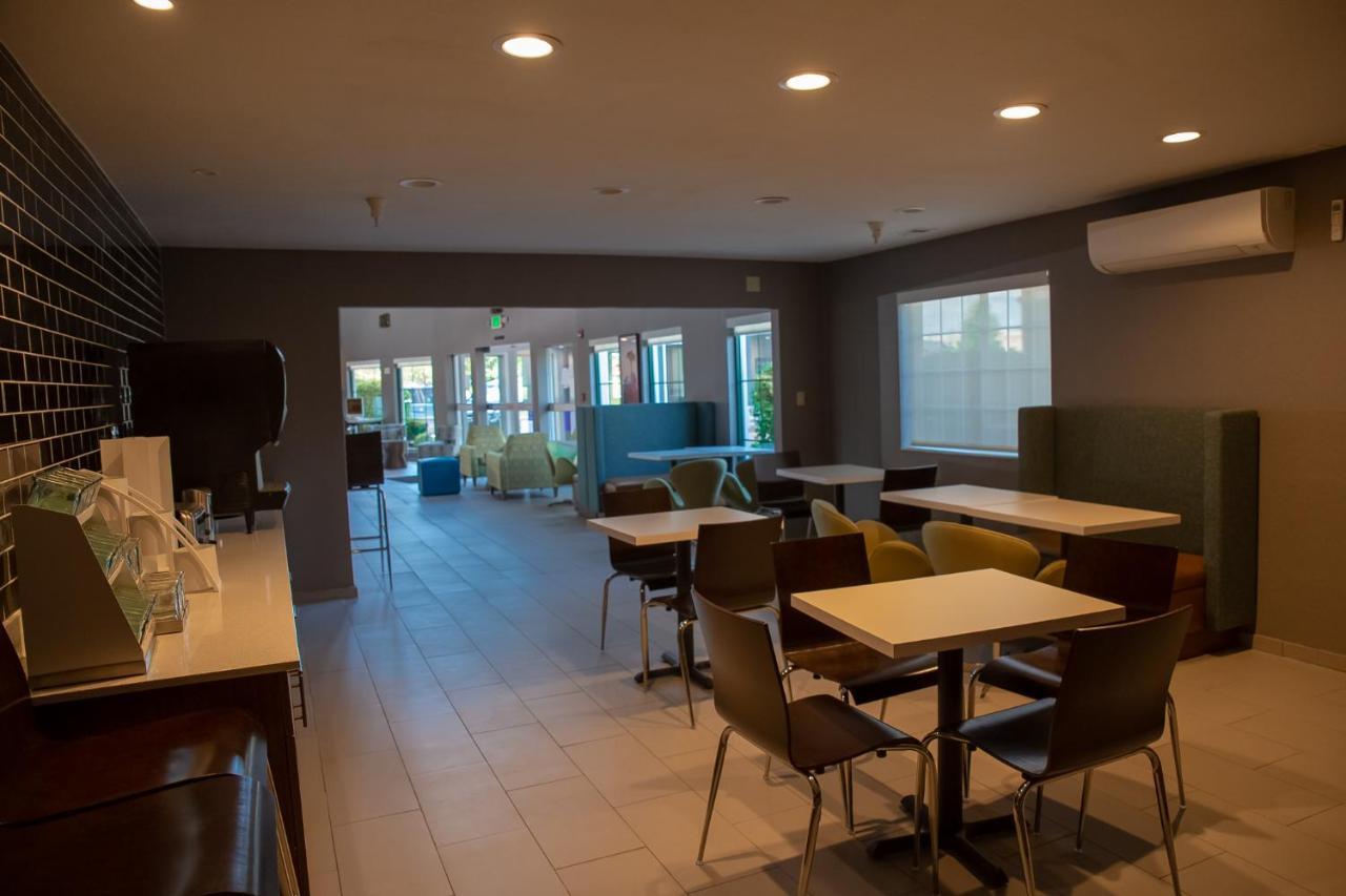 Clarion Pointe Indianapolis Airport Hotel Плейнфийлд Екстериор снимка